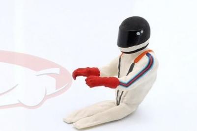 1:18 Фигурка сидящего гонщика в черном шлеме (1977) - AE180215