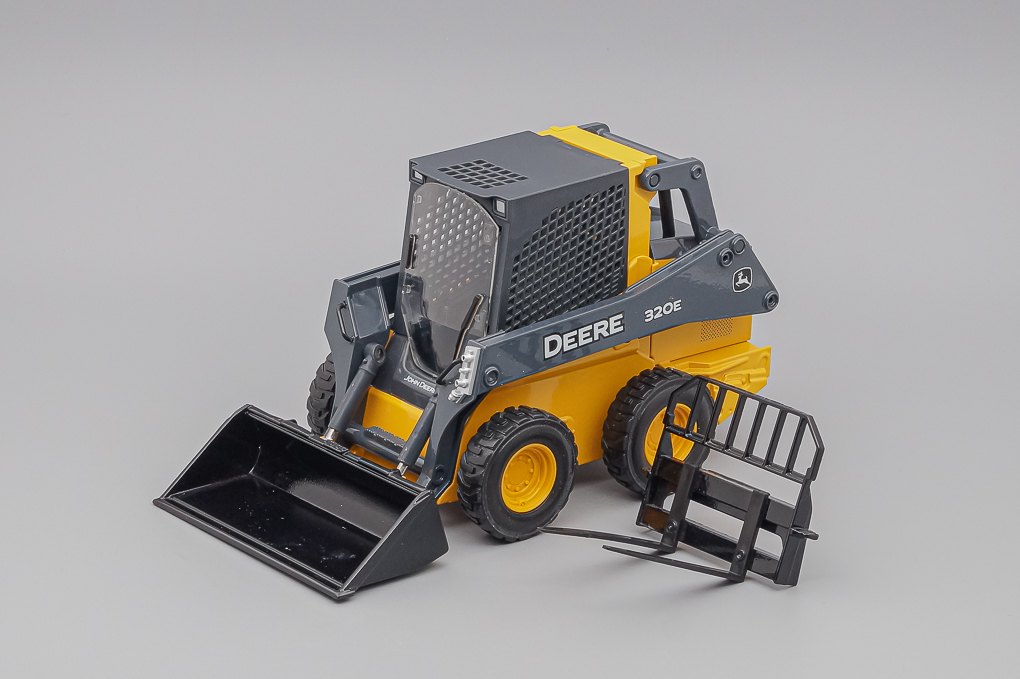1:16 JOHN DEERE 320E, yellow / grey - LOT00018