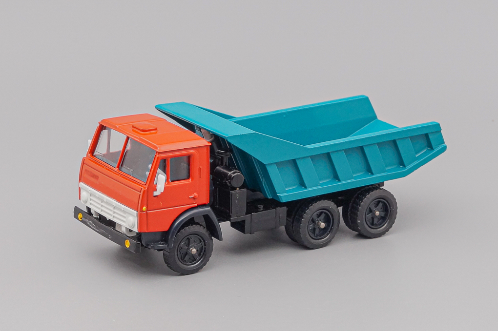 1:43 (Б/У) КАМАЗ 5511 (Сделано в СССР), красный / синий - LOT01574