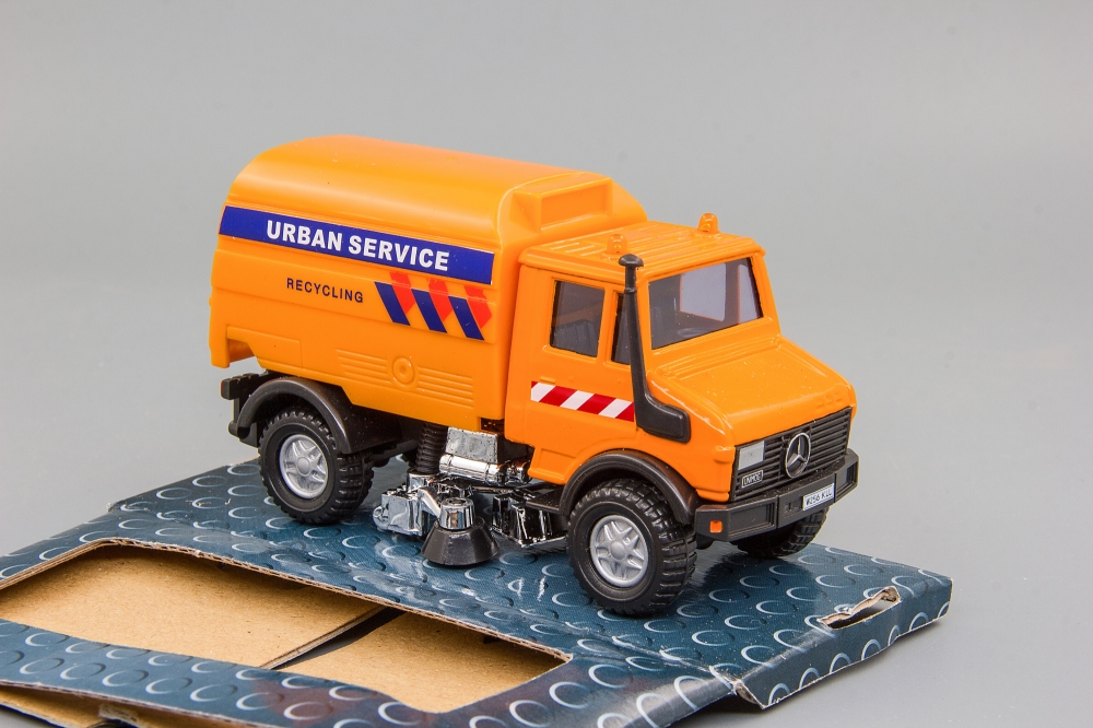 1:50 MERCEDES-BENZ Unimog, коммунальный ПУМ, оранжевый - crc330