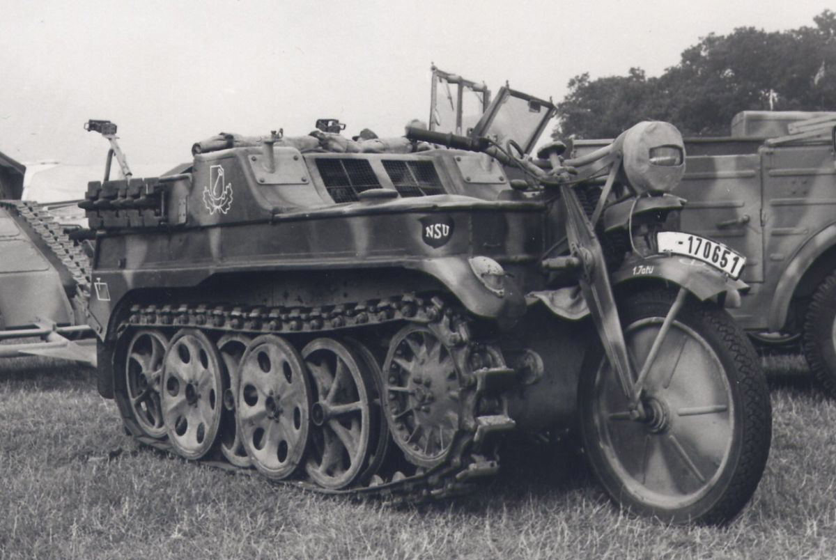 1:43 Сборная модель Sd.Kfz. 2 Kettenkrad HK 101 полугусеничный мотоцикл-вездеход. Вариант 2 (С надгусеничной полкой) - АМ430148