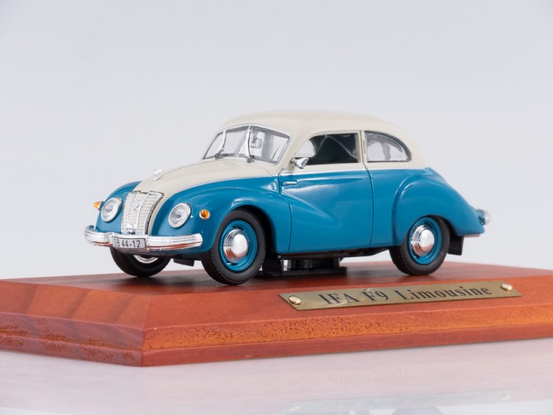 1:43 IFA F9 Limousine, blue / biege - 7130117