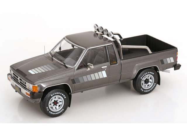 1:18 TOYOTA Truck Xtra Cab 4x4 (Hilux) (1985), grey metallic - KKDC181563