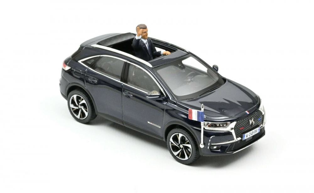 1:43 CITROEN DS7 Crossback с фигуркой президента Франции Э.Макрона 2017 Dark Blue - 170012