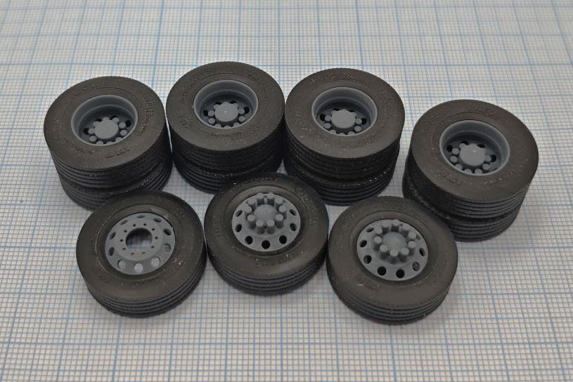 1:43 Комплект колес в сборе, в размере 295/80 22,5 для американских грузовых автомобилей - ST1727-046