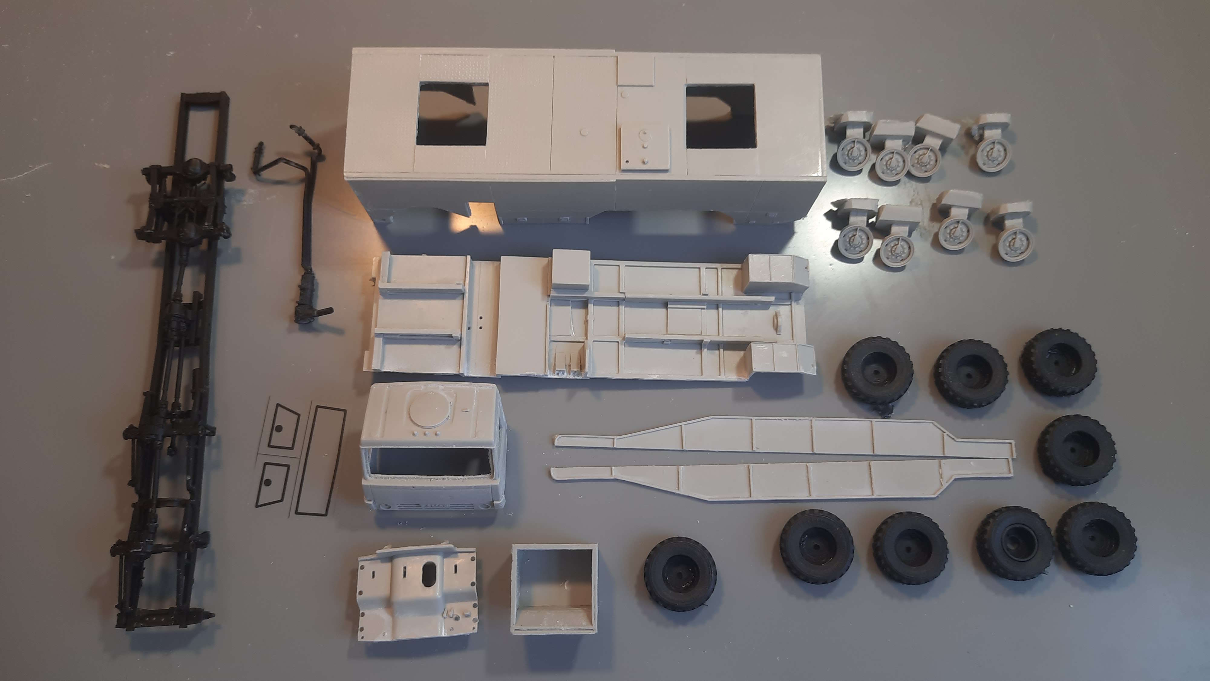 1:43 Сборная модель Автомобиль пожарно-спасательный бронированный АПСБ-6,0-40-10 (КАМАЗ 63501)
