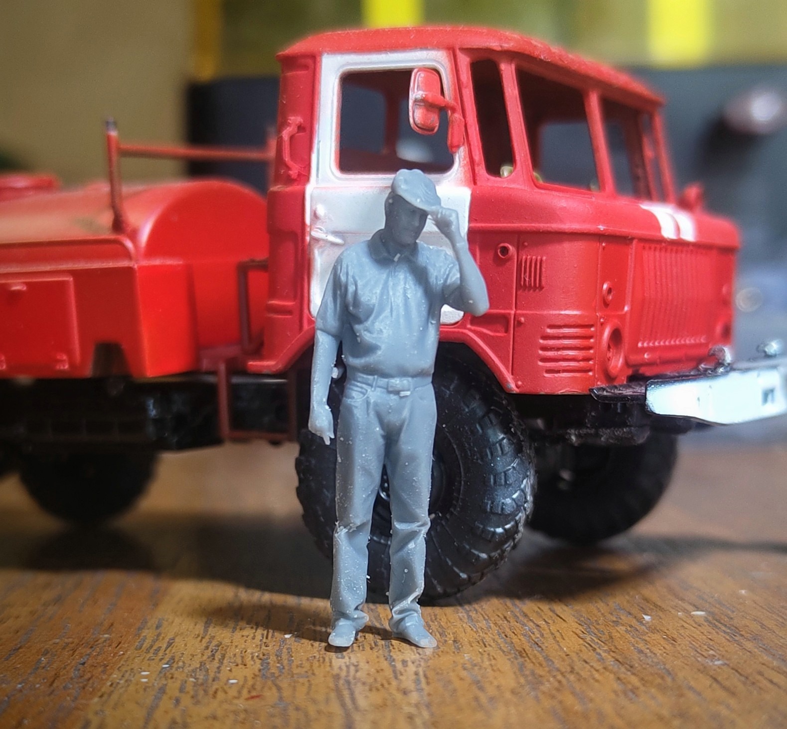 1:43 Фигурка тракторист (в кепке) - sfs433F