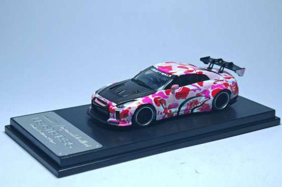 1:64 NISSAN GT-R 1.5V *LB*, pink ape - C640004K