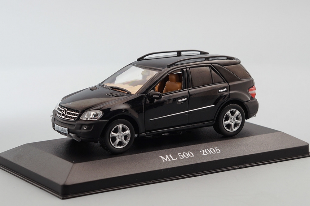 1:43 MERCEDES-BENZ ML 500 (2005), Mercedes-Benz Offizielle Modell-Sammlung 38, black - MB038