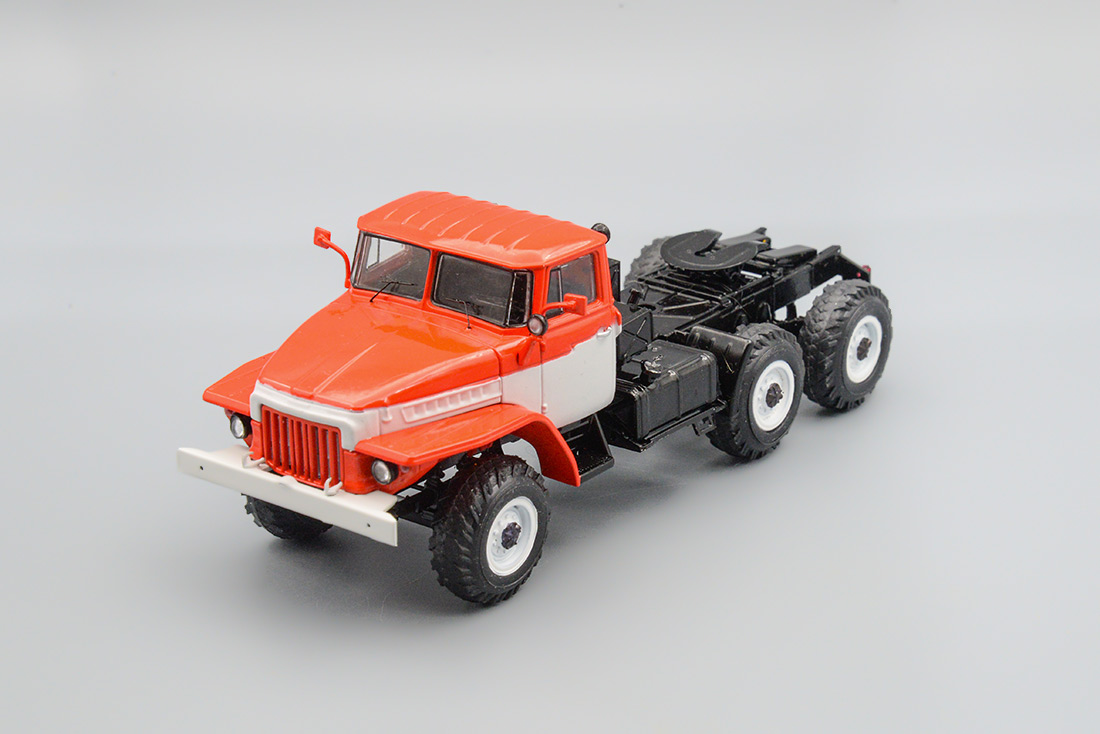 1:43 Уральский 377МС (опытный) красный/белый - AB-0549