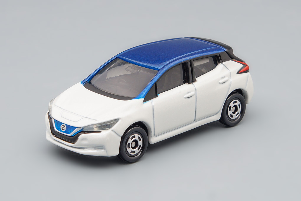 1:63 NISSAN Leaf, white / blue - 879732