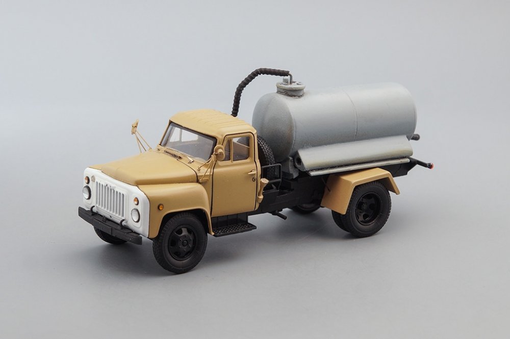 1:43 Ассенизационная машина КО-503 на базе Горький-53-12, бежевый/серый - LOT247
