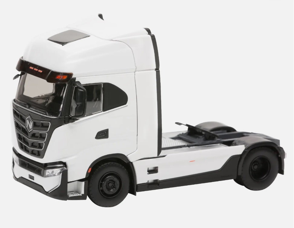 1:43 IVECO Nikola Tre BEV седельный тягач (2022), White - 117354