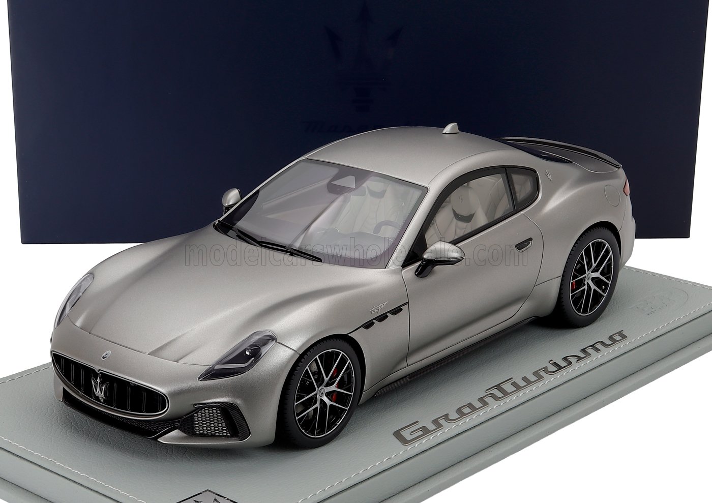 1:18 MASERATI Granturismo Trofeo (2023) - Con Vetrina - With Showcase, Grigio Maratea - Matt Grey - P18227BMAS-VET