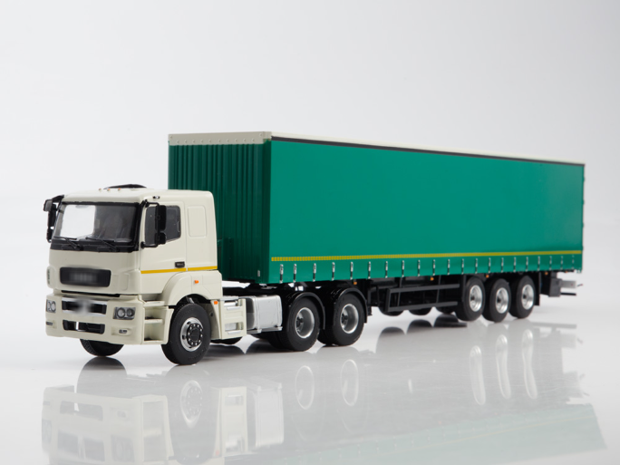 1:43 Камский грузовик 65206 с полуприцепом НЕФАЗ-93352, белый / зеленый - 102972