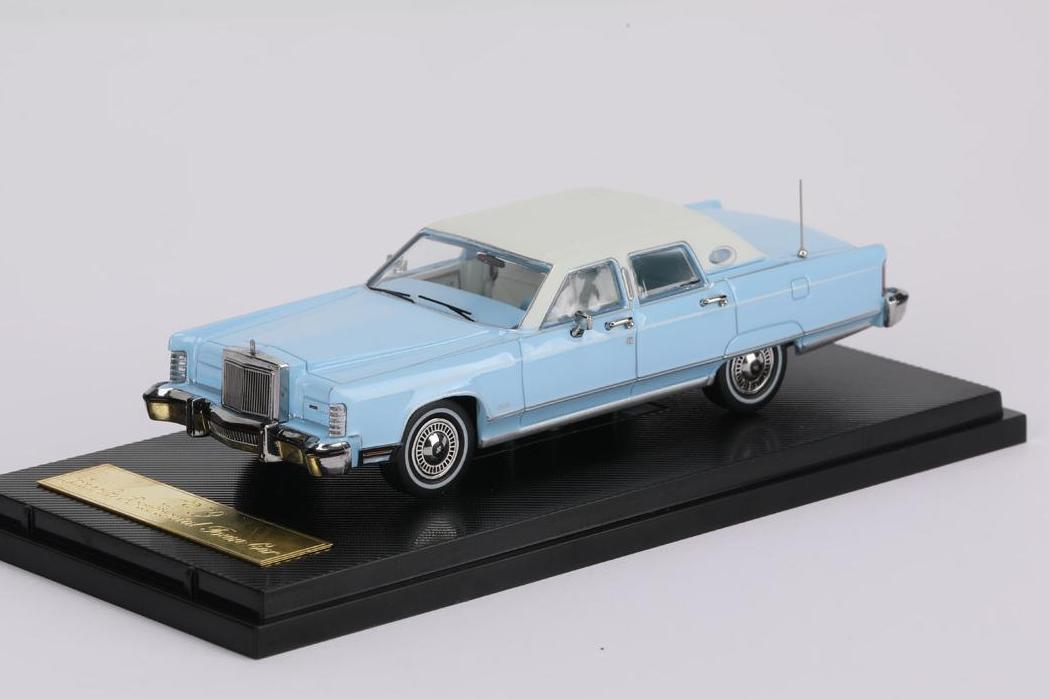 1:64 LINCOLN Continental Town Car (1979), wedgewood blue - 60004