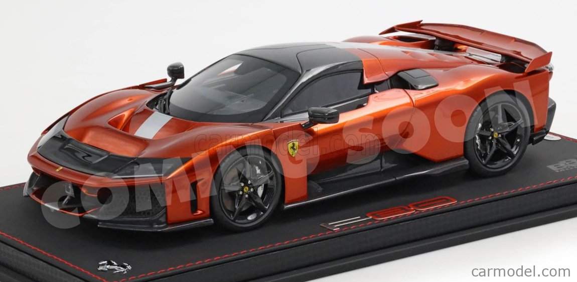 1:18 FERRARI F80 2024 - CARBON RIMS - WHITE STRIPE - CON VETRINA - WITH SHOWCASE - HE180054GDIE