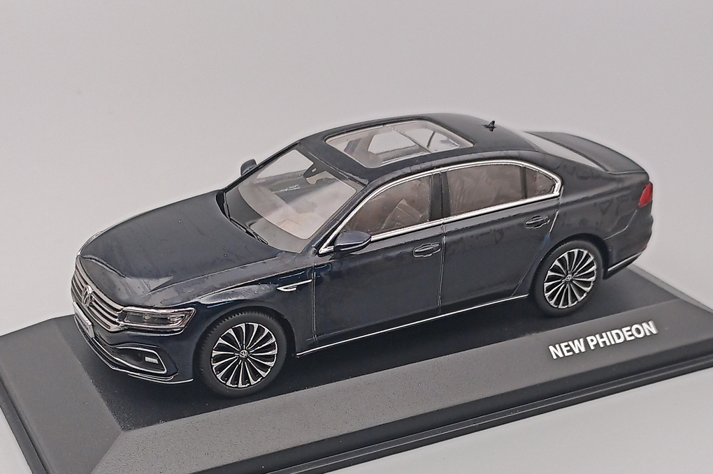 1:43 VOLKSWAGEN Phideon (2020), dark blue metallic - CM410BM-X1