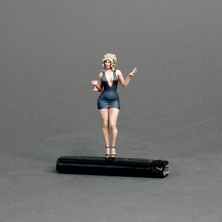1:24 Фигура Девушка стоит (масштаб 1:24) Вариант 14, окрашенная - MPF24-037okr