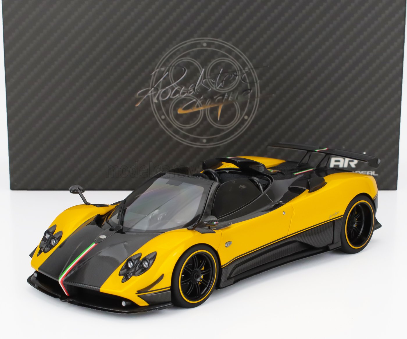 1:18 PAGANI Zonda 5 Cinque Roadster (2009), Yellow Black Carbon - 850613001