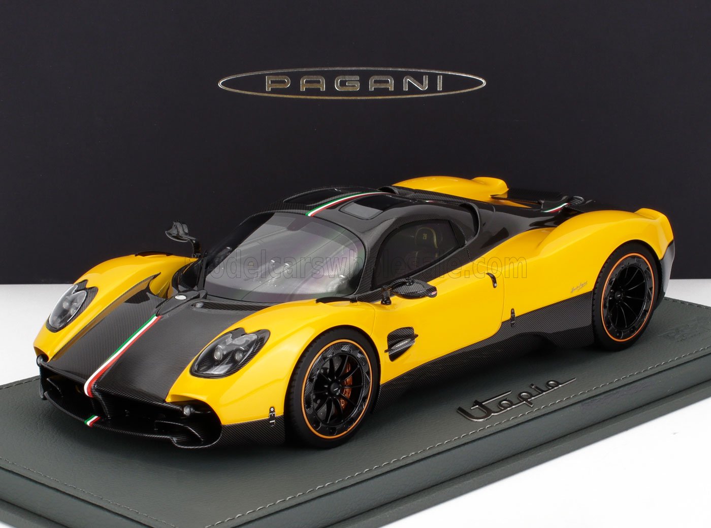 1:18 PAGANI Utopia (2022) - Con Vetrina - With Showcase, Giallo Ginevra - Yello Carbon - P18223M-VET