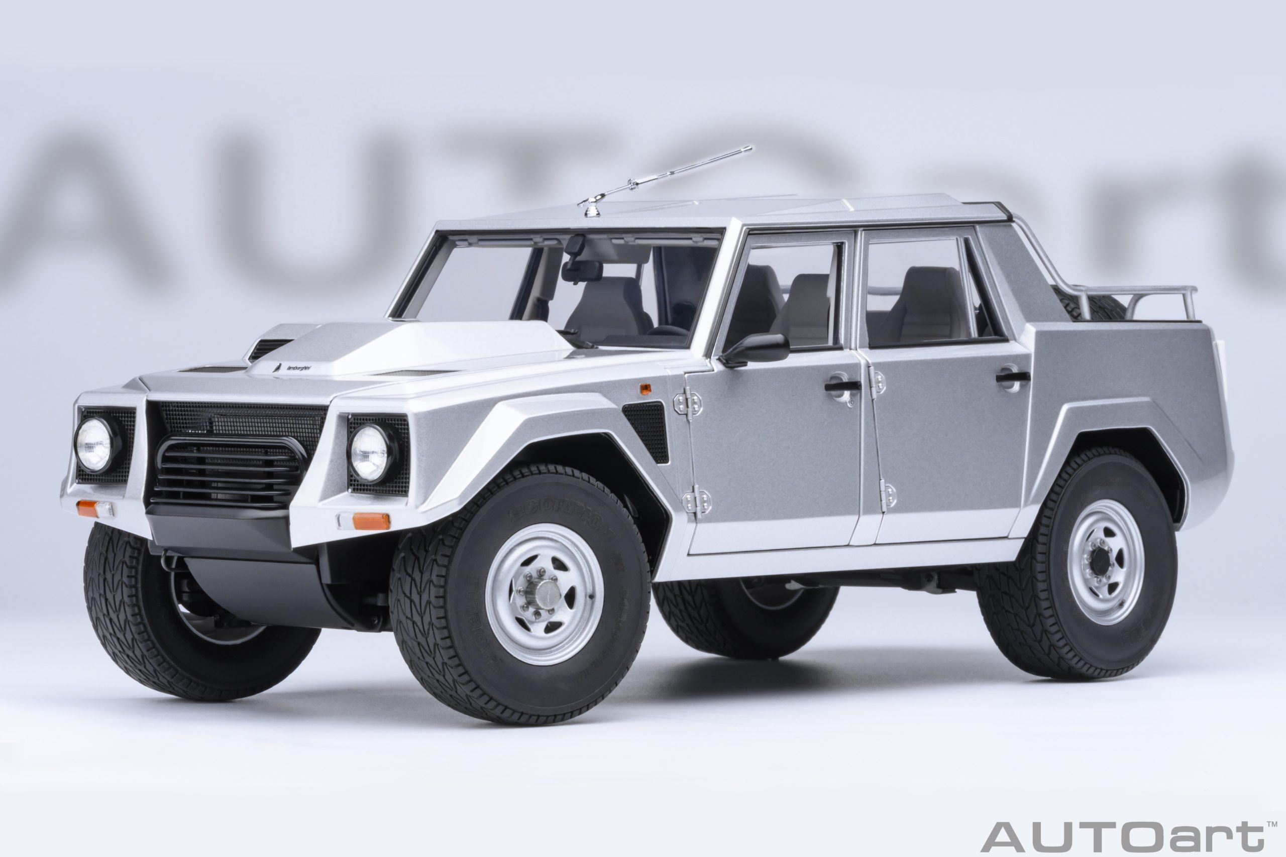 1:18 LAMBORGHINI LM002 Pick-Up (1986), silver - 74553