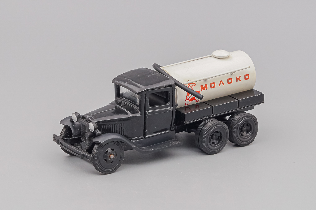 1:43 Горький-ААА Молоко, черный / белый - LOT01342