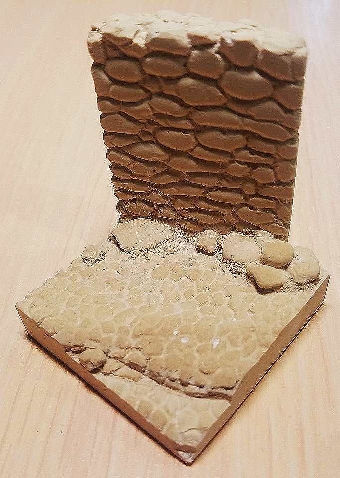 1:35 Фрагмент сельской улицы с каменным забором (не окрашен) - П16