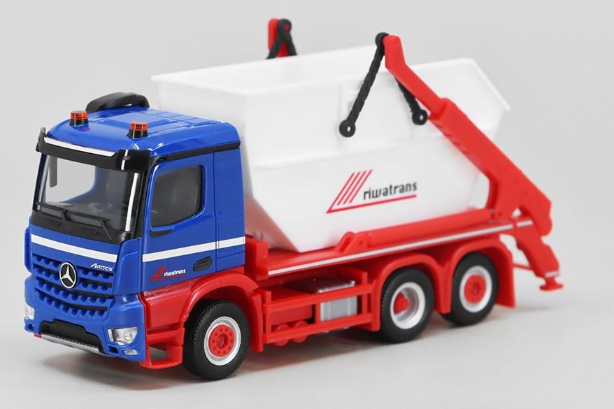 1:87 MERCEDES-BENZ  Arocs M контейнеровоз, сине-красный - 956604
