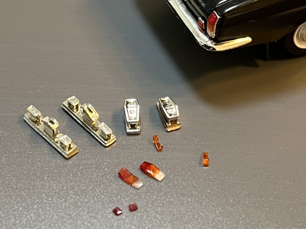 1:43 Комплект оптики Горький-24 первой серии окрашенный - MAX-OP028