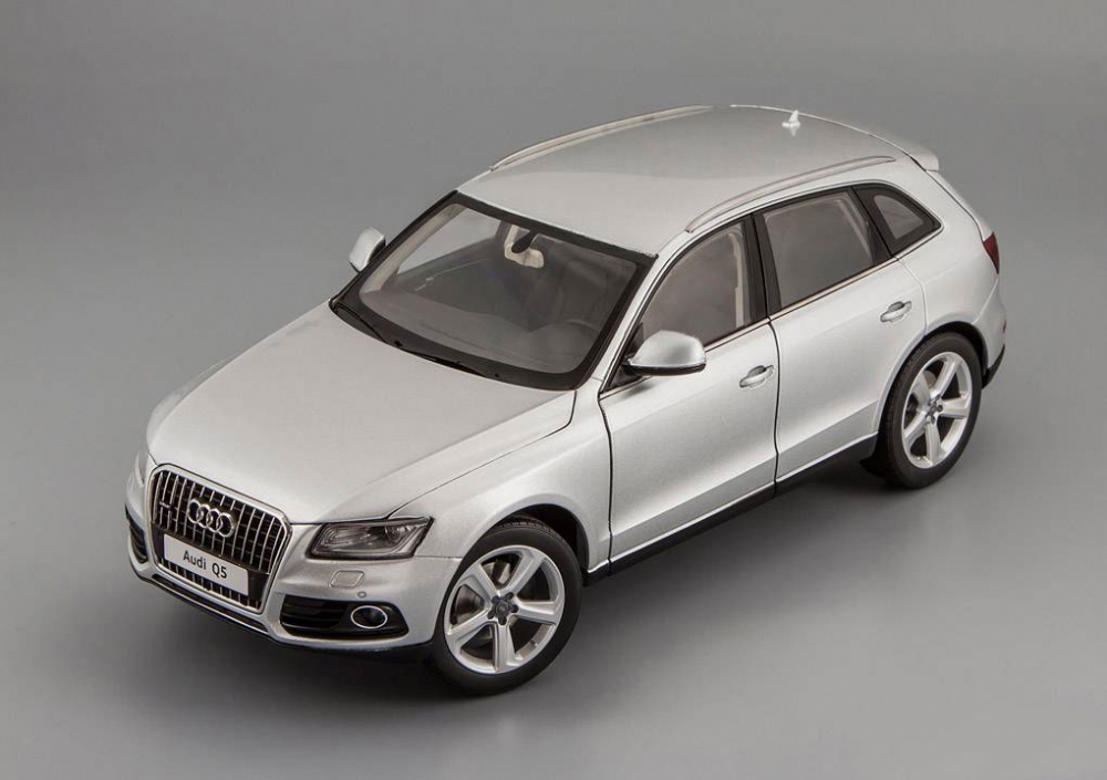 1:18 AUDI Q5 Facelift 2013 with sun-roof, ice silver - 09242IS