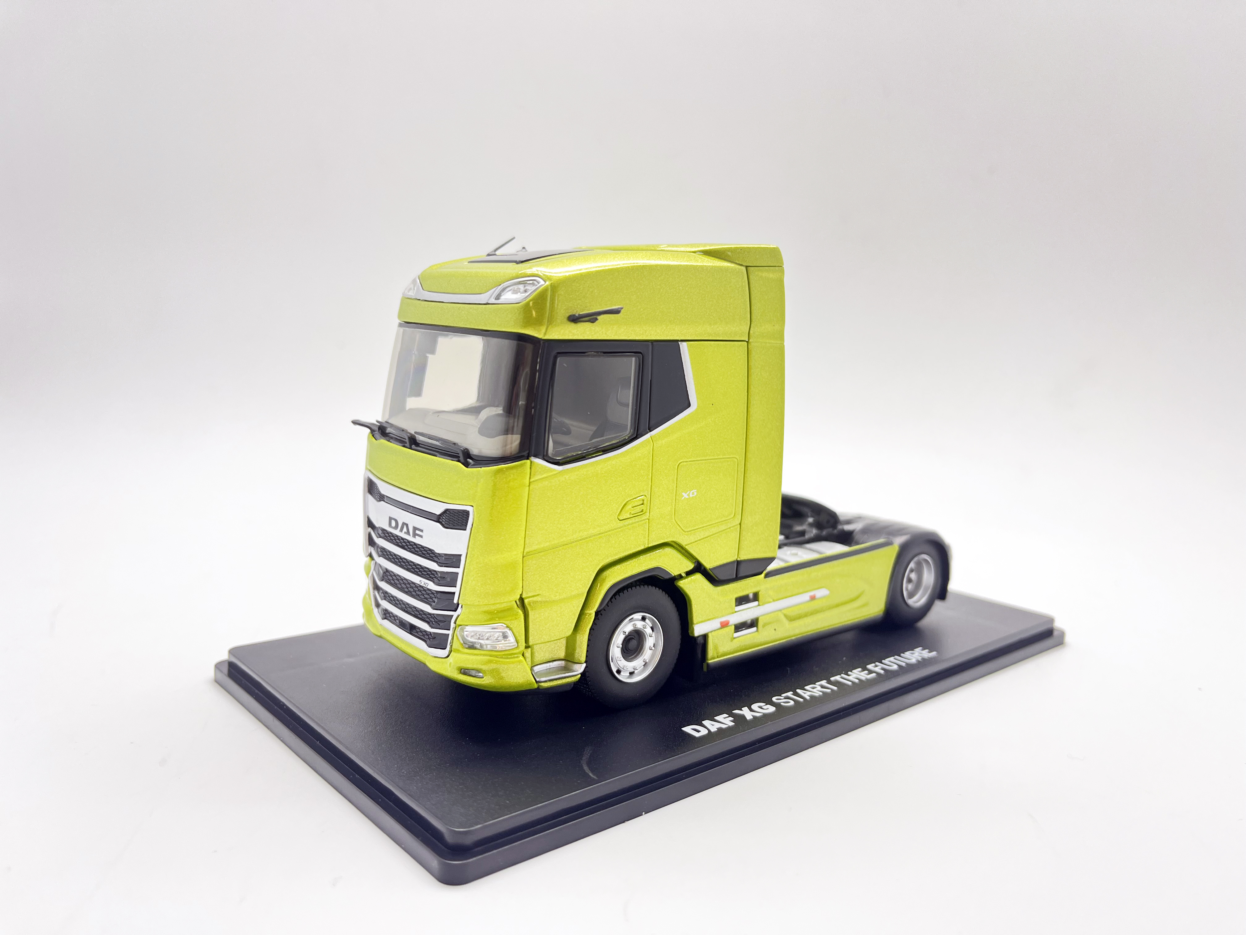 1:43 DAF XG 530 седельный тягач (2024), Metallic Yellow - 118001