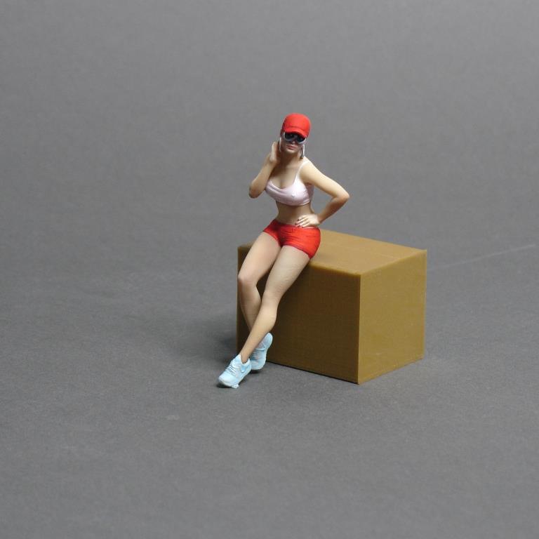 1:24 Фигура Девушка сидит на капоте (масштаб 1:24), окрашенная - MPF24-049okr