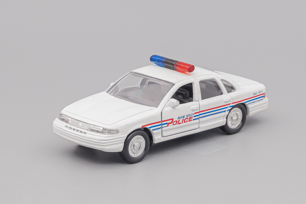 1:43 FORD Crown Victoria Miami Beach Police, white - LOT01421