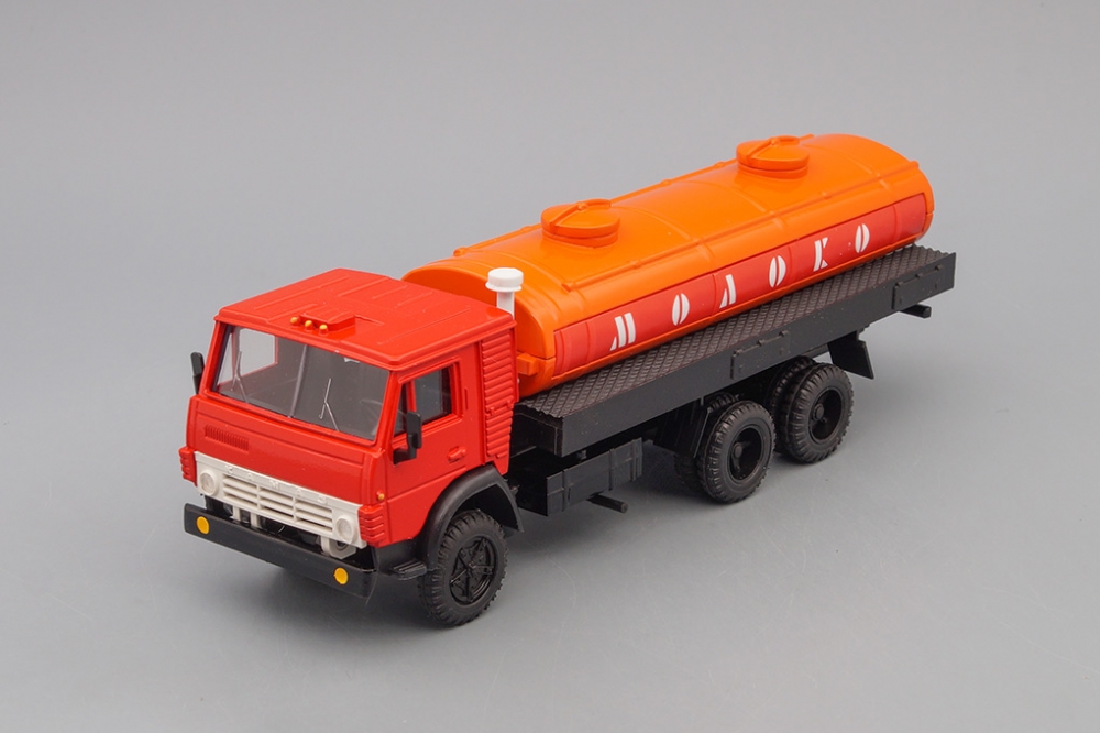1:43 Камский 53212 цистерна Молоко, красный / оранжевый / черный - ELK-777