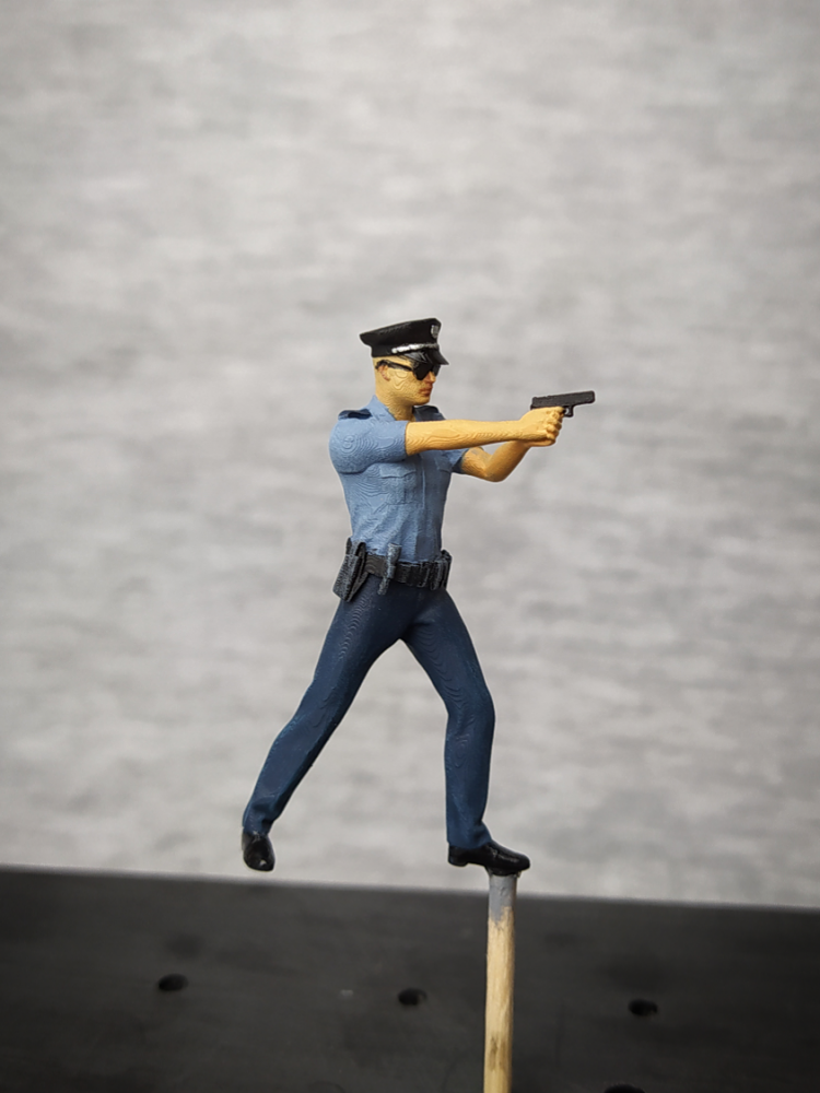 1:43 Фигура Полицейский 2, окрашенная - MMAN009