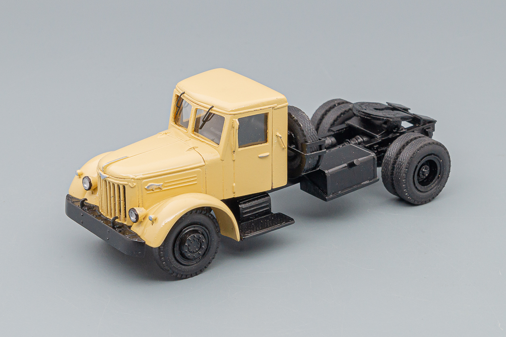 1:43 Минский-200В седельный тягач, бежевый - LOT01058