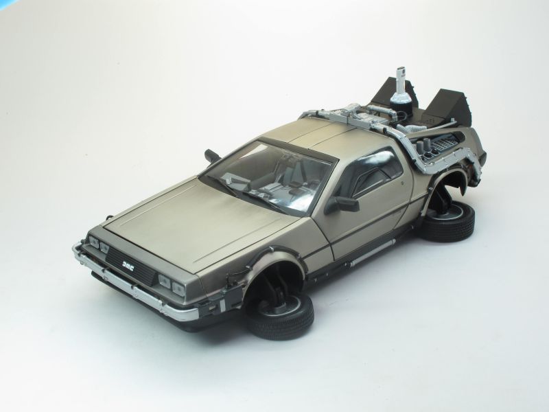 1:18 DELOREAN DMC-12 Time Machine, Back to the Future II (Flying version)