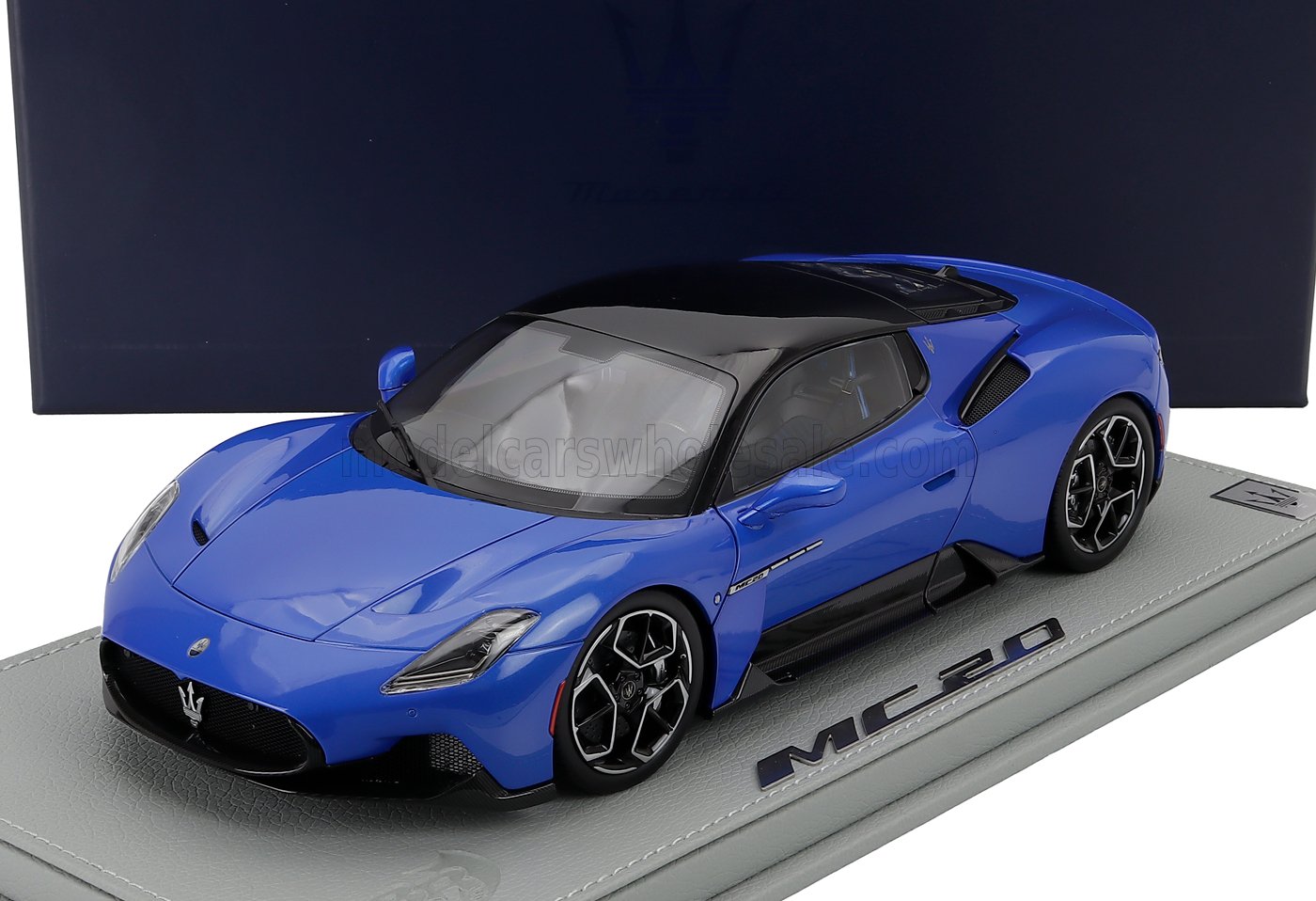 1:18 MASERATI Mc20 Gloss Black Roof (2020) - Con Vetrina - With Showcase, Blu Infinito - Blue Met Black - HE180051EMAS-VET