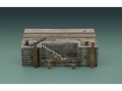 1:35 Сборная модель Диорама DOCK WITH STAIRS - 5615