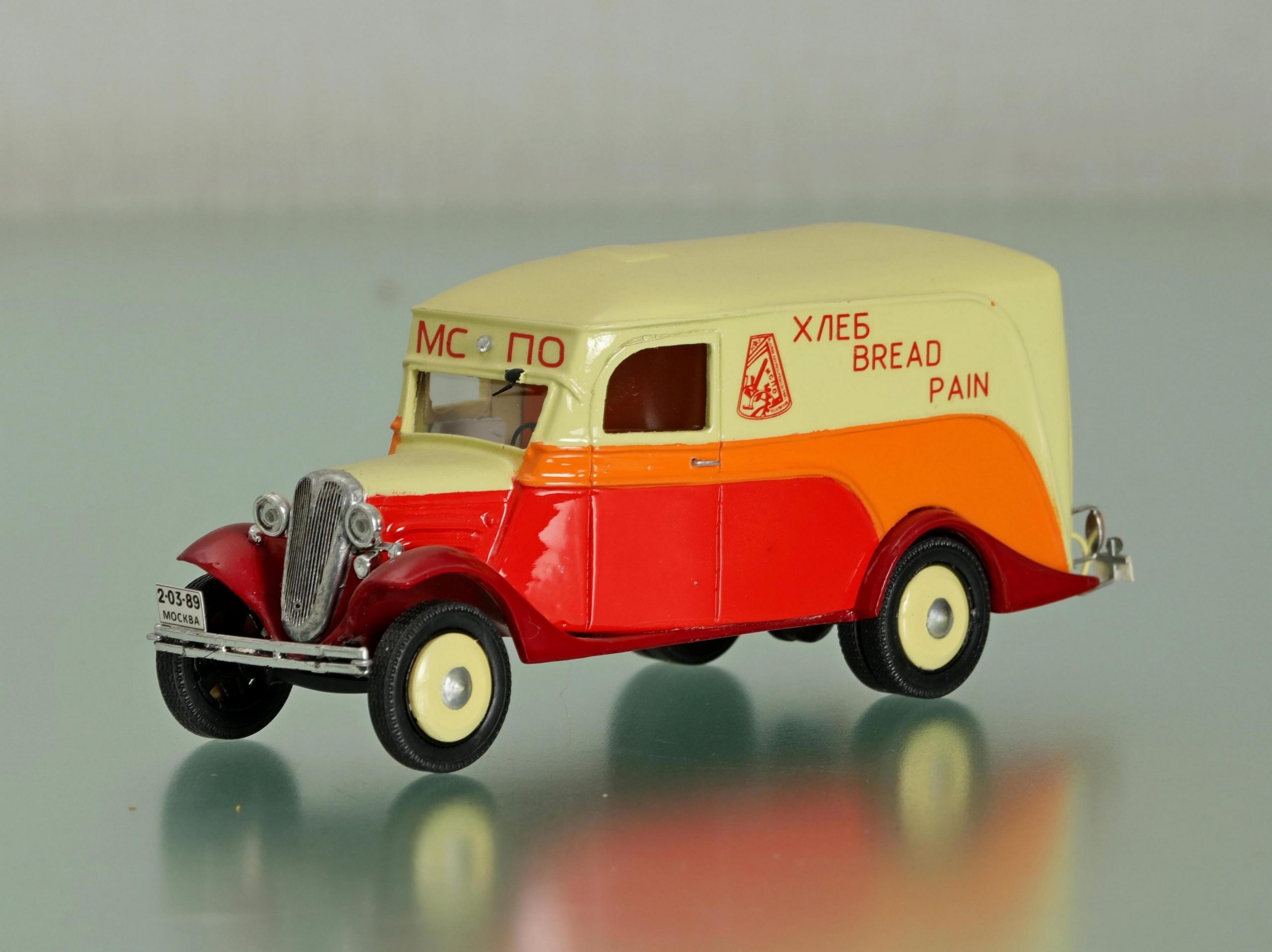 1:43 Хлебный фургон типа 'Люкс' на шасси Горький-АА (1935), желтый / оранжевый / красный - LOT01361