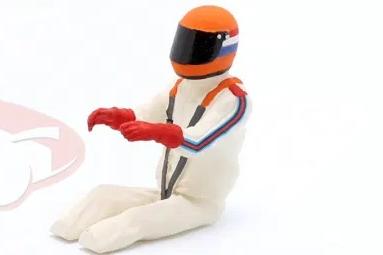 1:18 Фигурка сидящего гонщика в оранжевом шлеме (1976) - AE180209