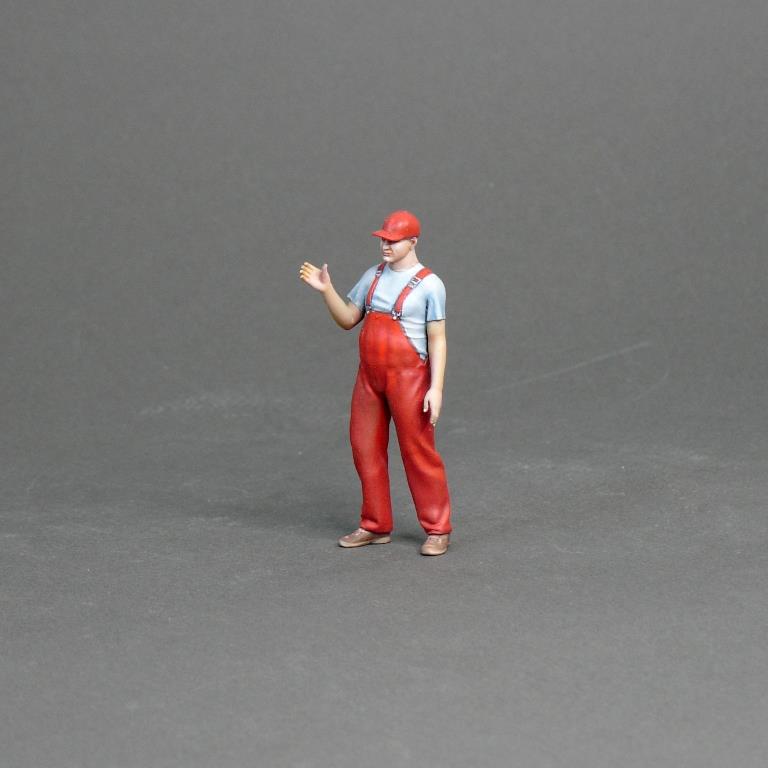 1:24 Фигура Работник заправки вешает пистолет (масштаб 1:24), окрашенная - MPF24-052okr