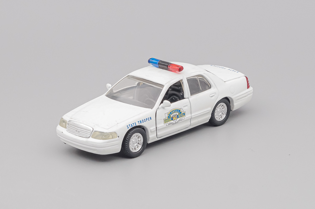 1:43 FORD Crown Victoria Kansas Police, white - LOT01436