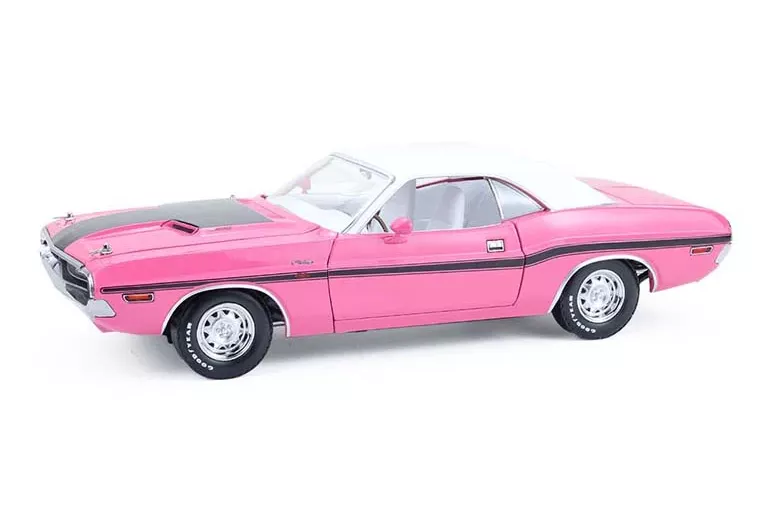 1:18 DODGE Challenger R/T Hardtop 440 Six Pack (1970) Panther Pink/Black/White - 13699