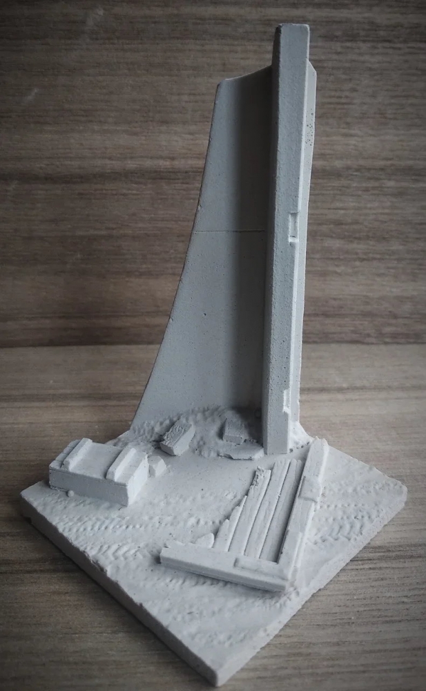 1:35 Фрагмент стены здания с обломком ворот (не окрашен) - П03