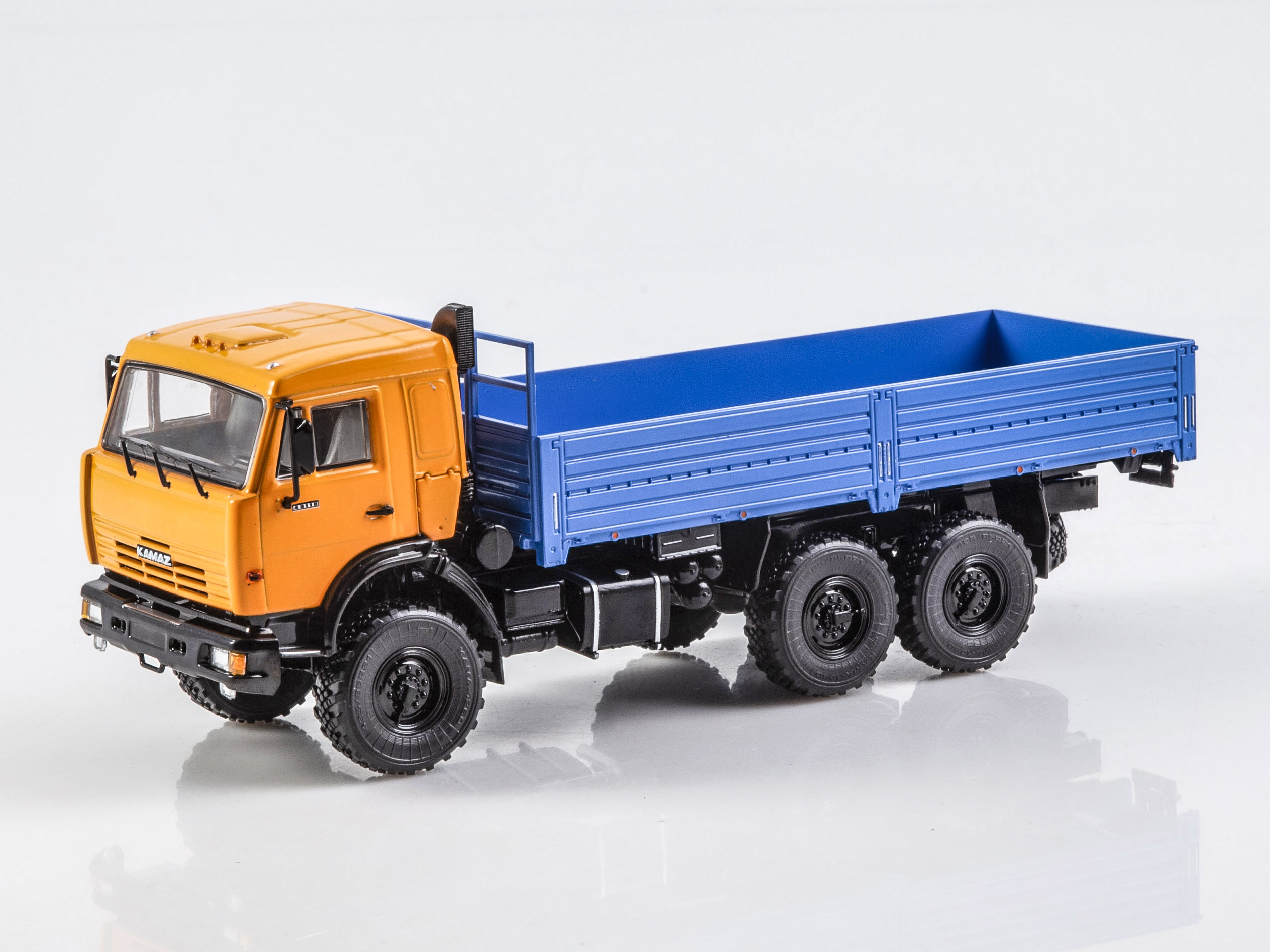 1:43 Камский-43118 бортовой с тентом, оранжевый / синий - SSM1600