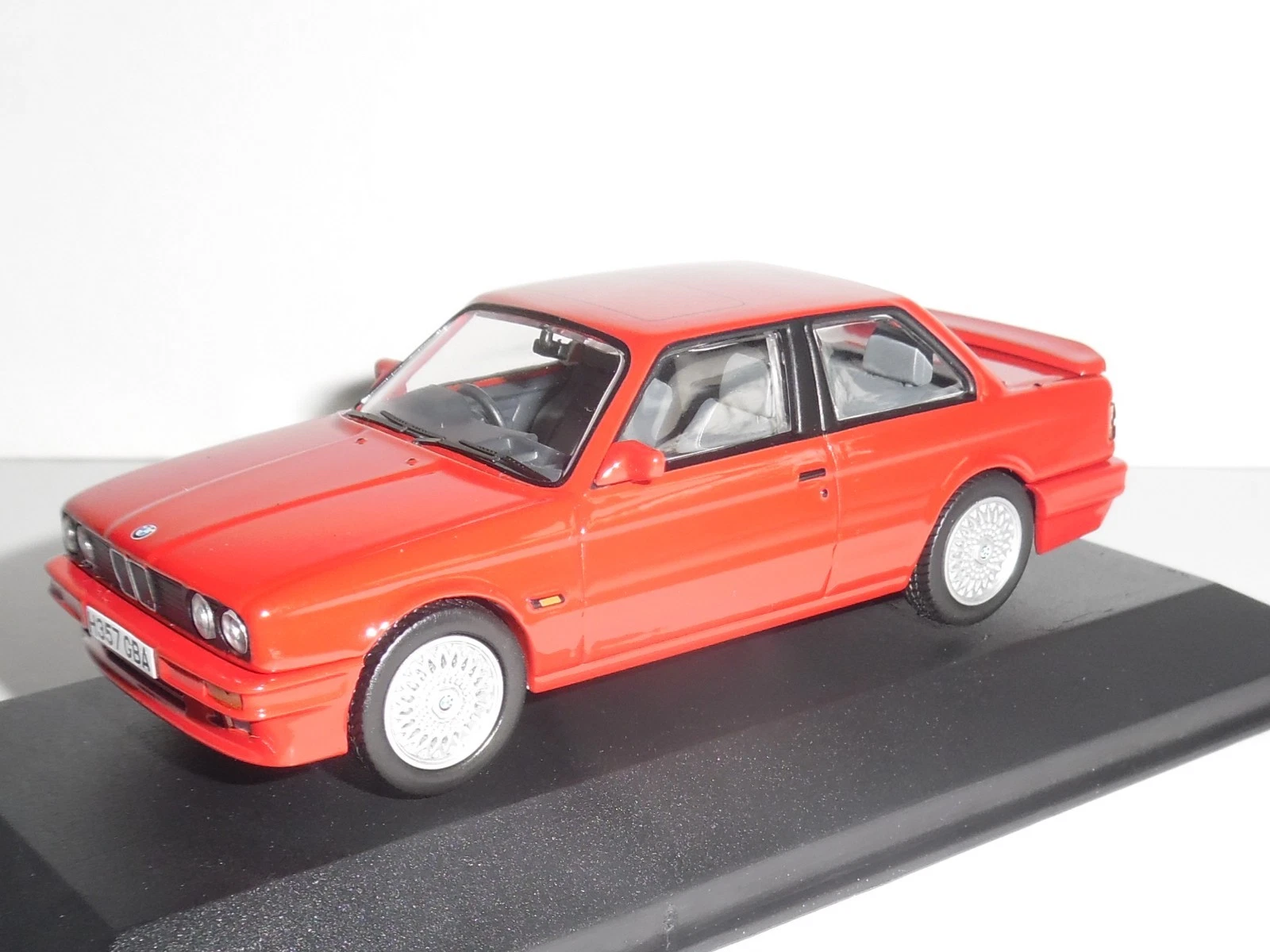 1:43 BMW 325i (E30) M-Technic 2 (1984), red - VA13406