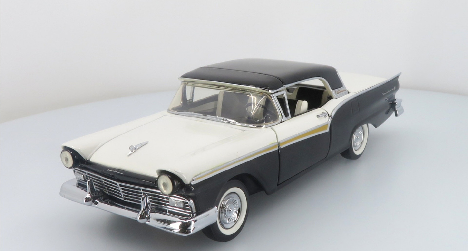 1:24 FORD Fairlane 500 Skyliner (1957), Black/White - 50350403036511