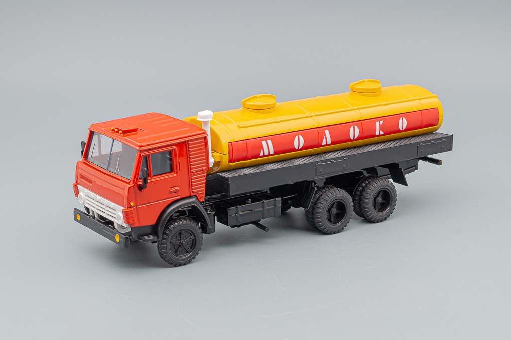 1:43 Камский 53212 цистерна Молоко, красный / желтый / красный / черный - ELK-1004